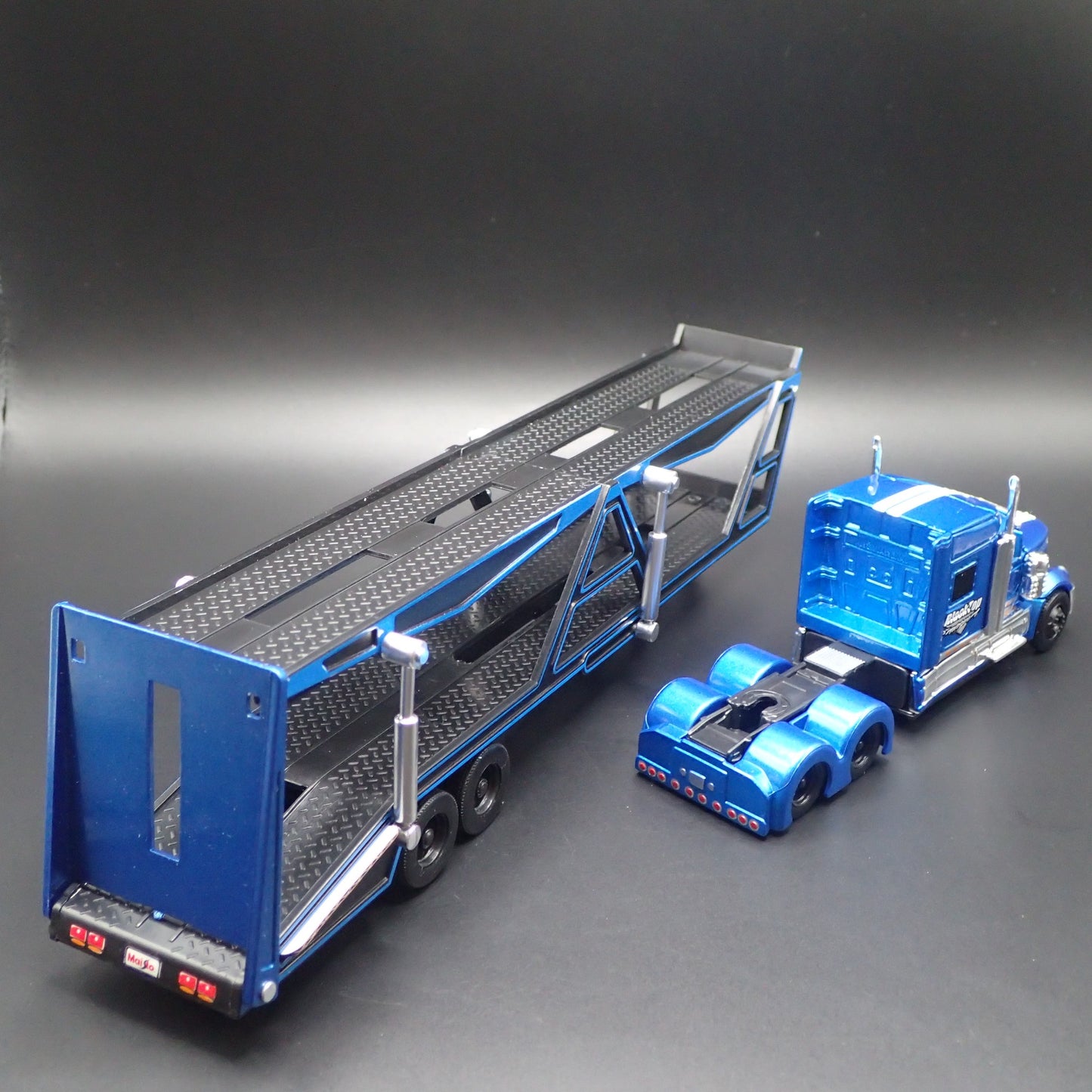 INTERNATIONAL LONESTAR & CAR TRANSPORTER HAULER TRAILER 1:64 SCALE DIECAST MODEL