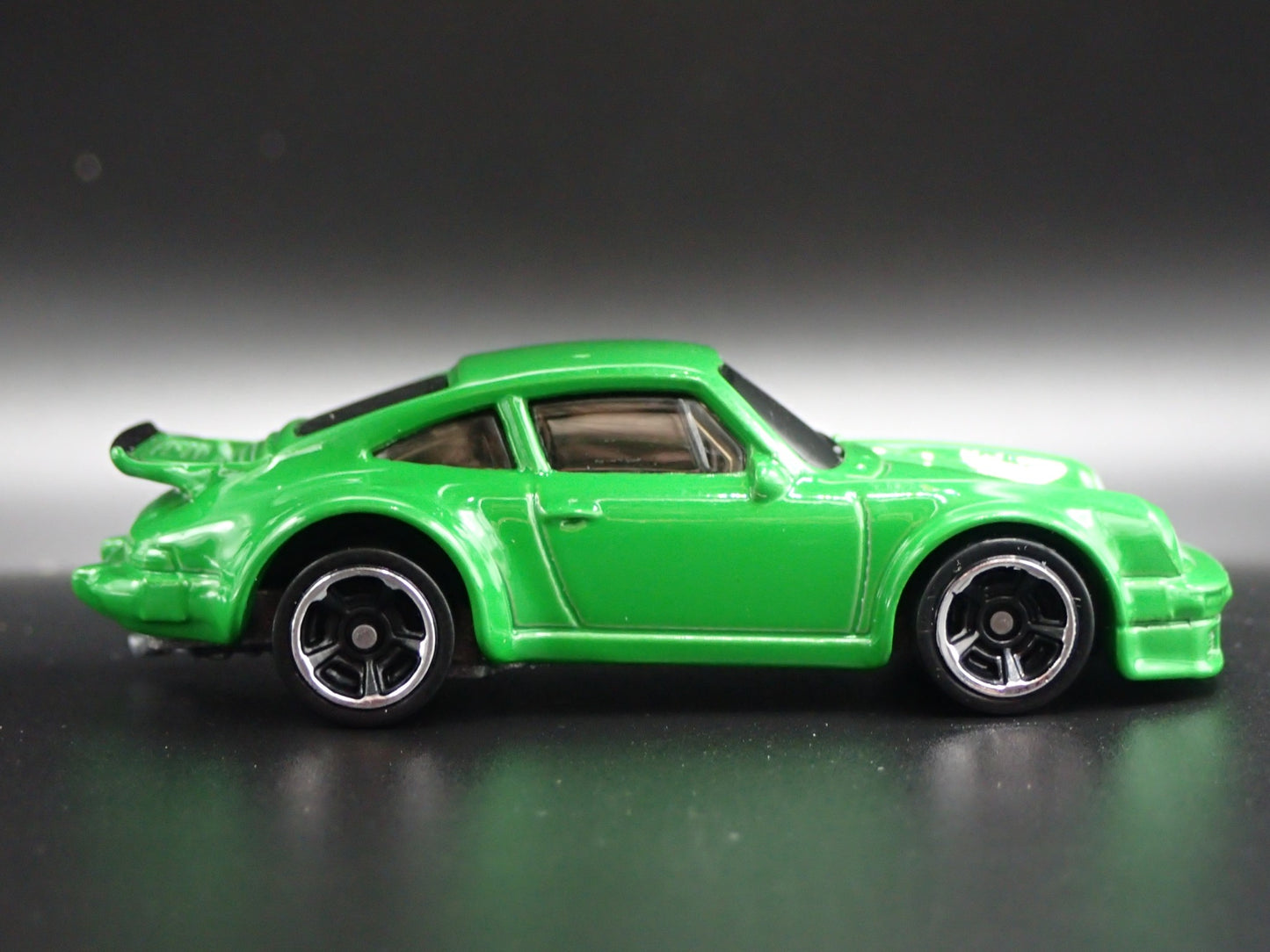 1976-1977 PORSCHE 934 TURBO RSR 1:64 SCALE COLLECTIBLE DIORAMA DIECAST MODEL CAR