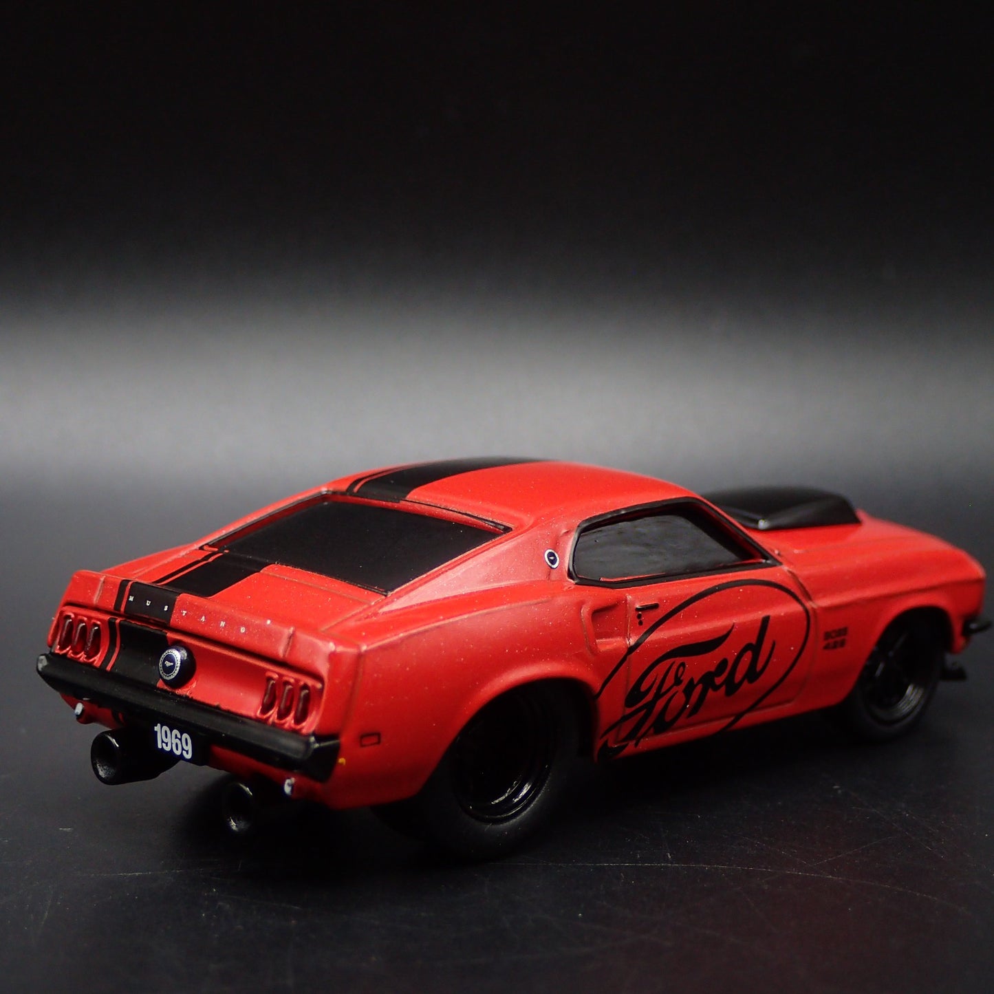 1969 69 FORD MUSTANG BOSS 429 FASTBACK RED 1/64 SCALE DIORAMA DIECAST MODEL CAR
