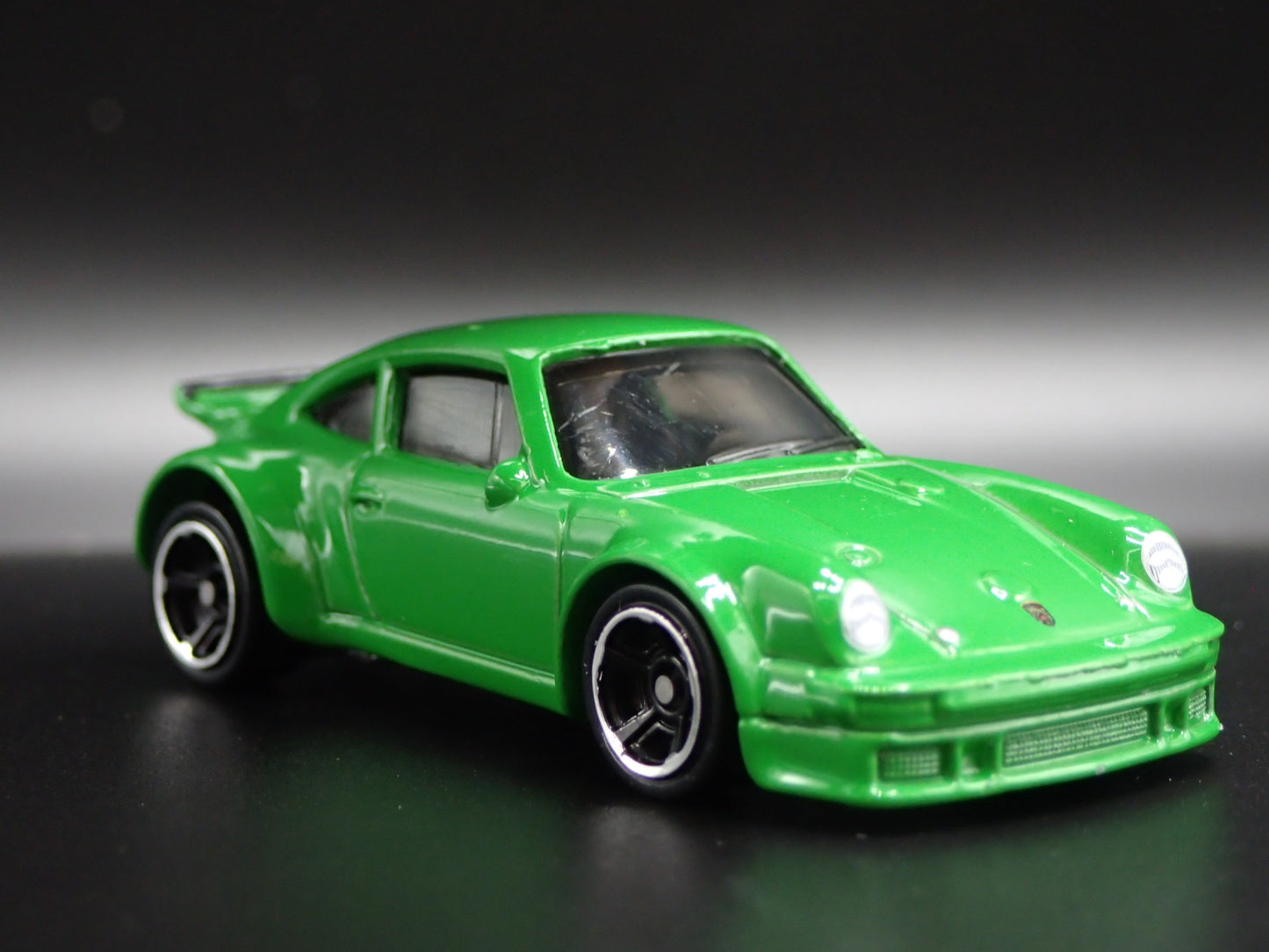 1976-1977 PORSCHE 934 TURBO RSR 1:64 SCALE COLLECTIBLE DIORAMA DIECAST MODEL CAR