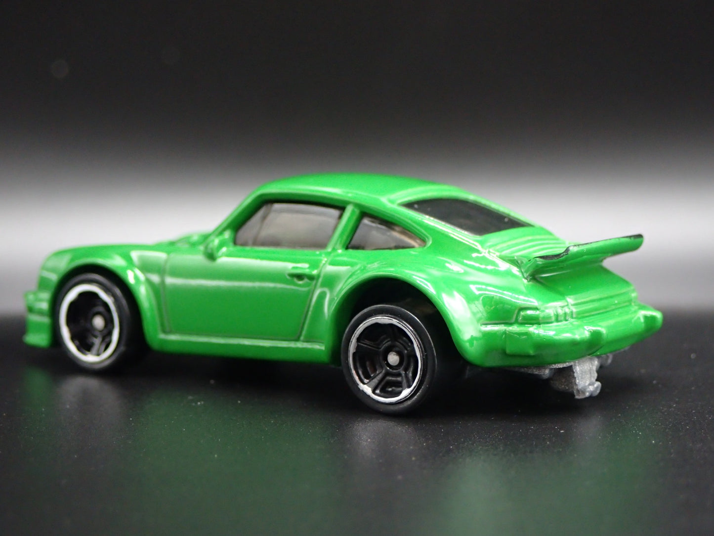 1976-1977 PORSCHE 934 TURBO RSR 1:64 SCALE COLLECTIBLE DIORAMA DIECAST MODEL CAR