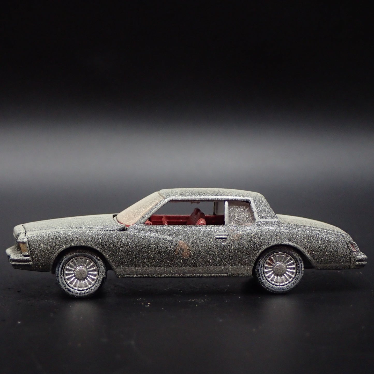 1978 CHEVY CHEVROLET MONTE CARLO G BODY BARN FIND 1:64 SCALE DIECAST MODEL CAR