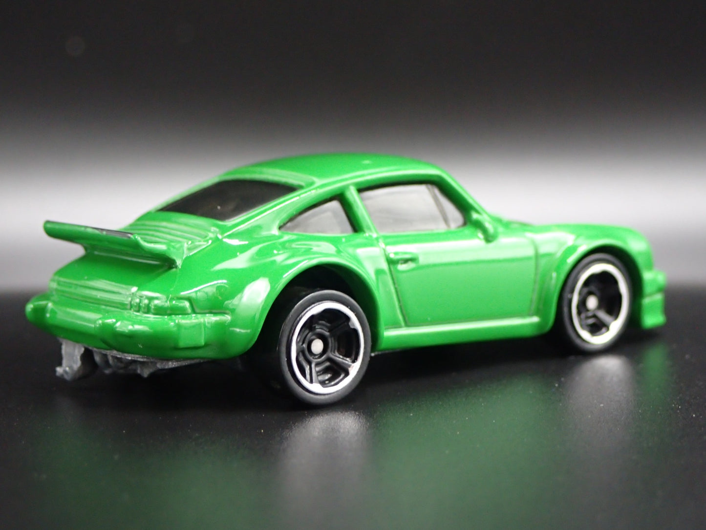 1976-1977 PORSCHE 934 TURBO RSR 1:64 SCALE COLLECTIBLE DIORAMA DIECAST MODEL CAR