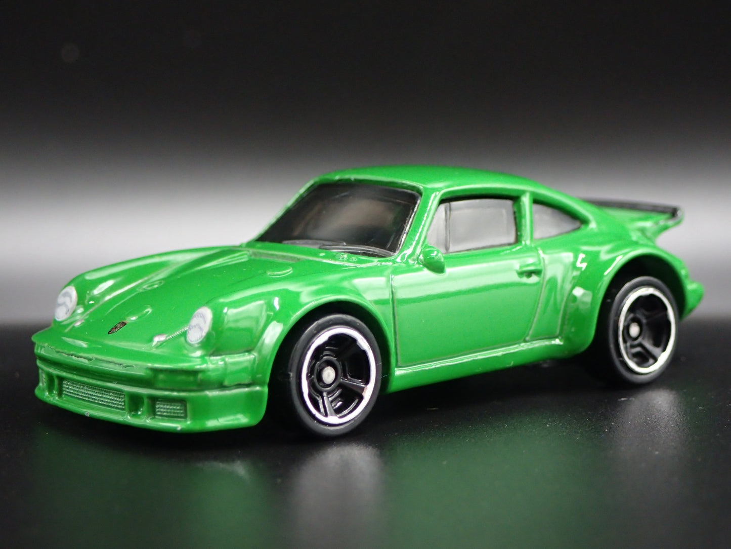 1976-1977 PORSCHE 934 TURBO RSR 1:64 SCALE COLLECTIBLE DIORAMA DIECAST MODEL CAR