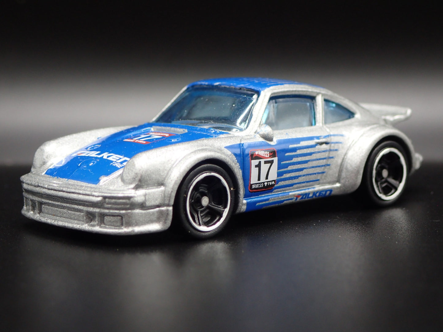 1976-1977 PORSCHE 934 TURBO RSR FALKEN TIRE 1:64 SCALE DIORAMA DIECAST MODEL CAR
