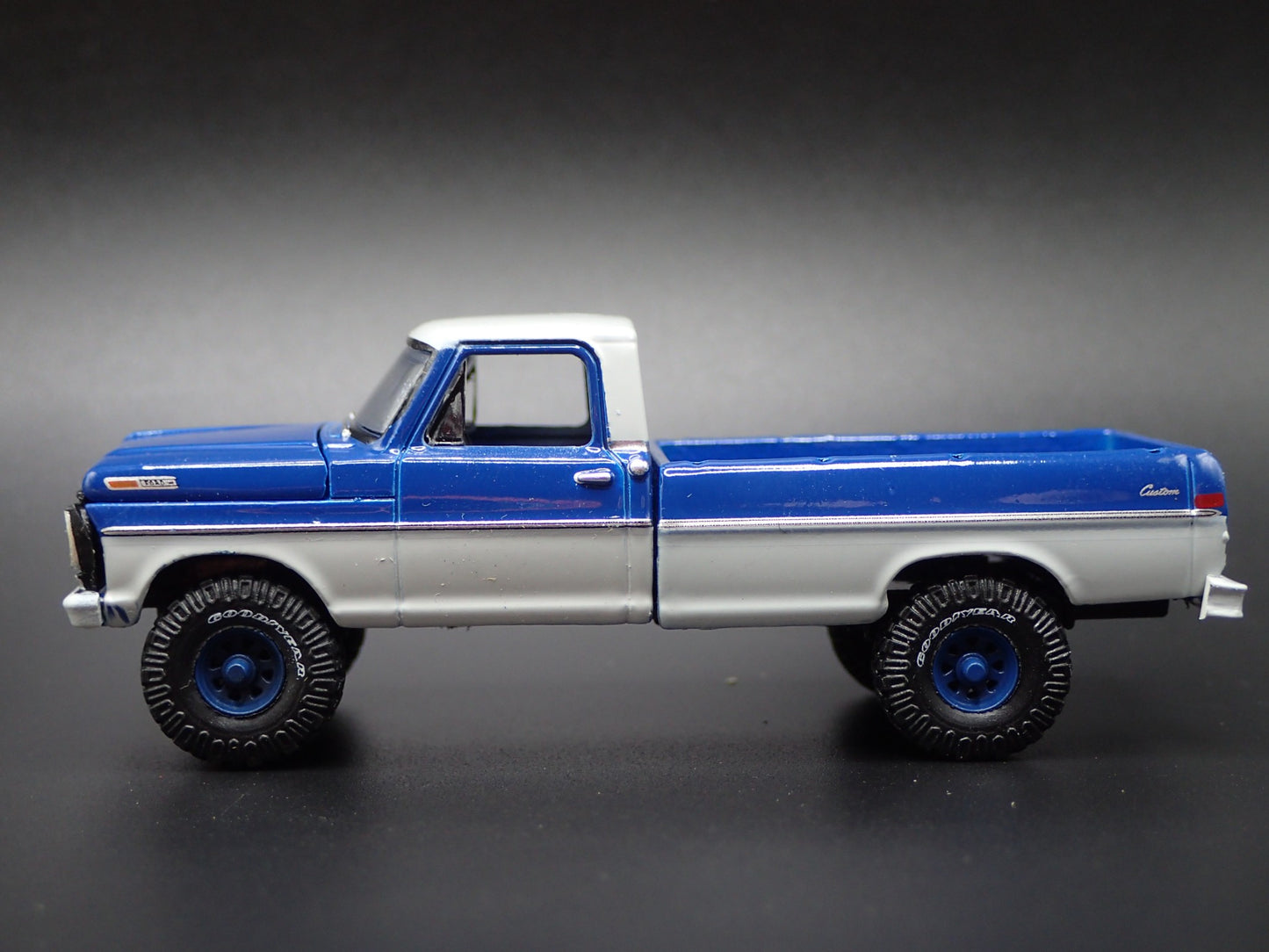 1972 72 FORD F250 CUSTOM 4X4 PICKUP TRUCK 1/64 SCALE DIORAMA DIECAST MODEL CAR