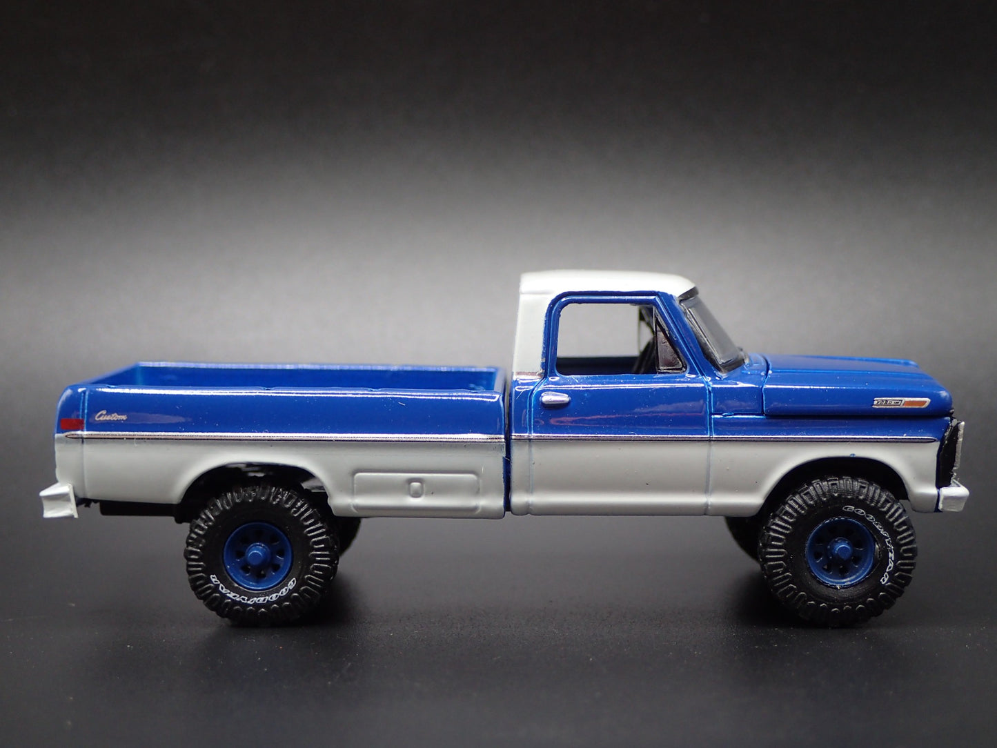 1972 72 FORD F250 CUSTOM 4X4 PICKUP TRUCK 1/64 SCALE DIORAMA DIECAST MODEL CAR