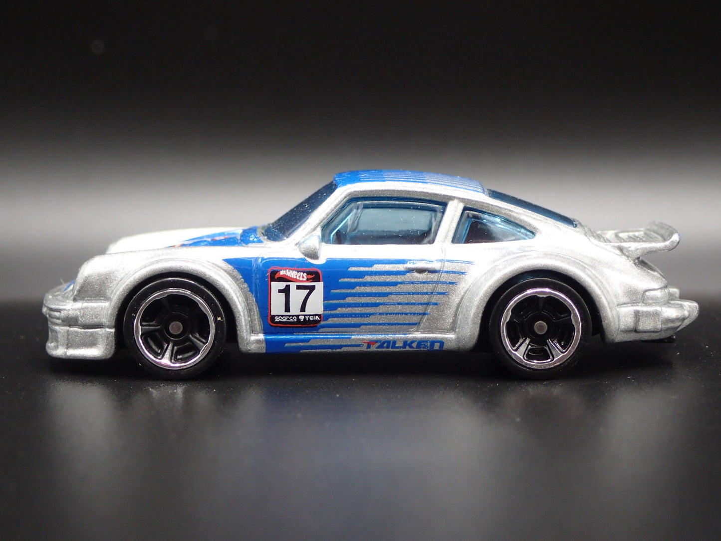 1976-1977 PORSCHE 934 TURBO RSR FALKEN TIRE 1:64 SCALE DIORAMA DIECAST MODEL CAR