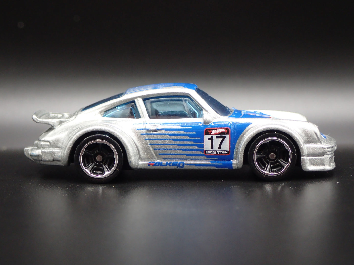 1976-1977 PORSCHE 934 TURBO RSR FALKEN TIRE 1:64 SCALE DIORAMA DIECAST MODEL CAR