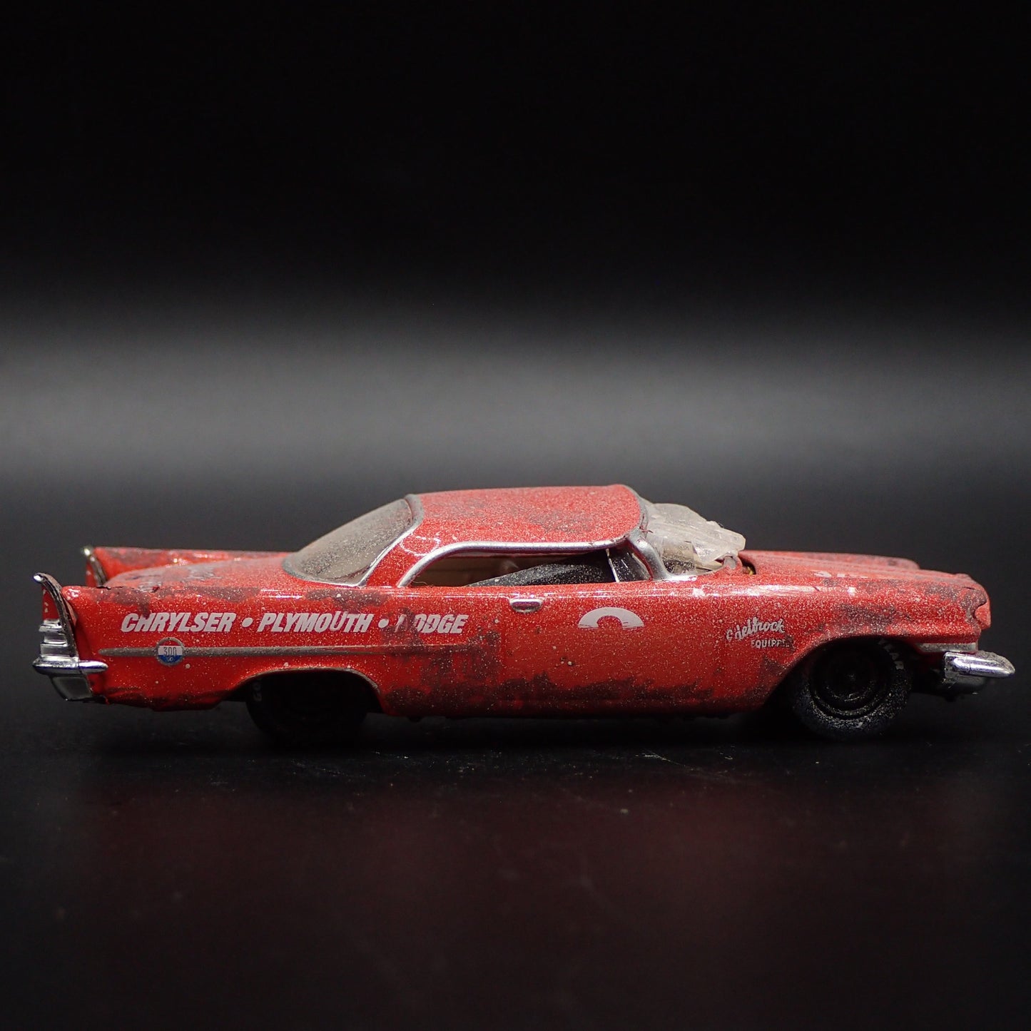 1957 57 CHRYSLER 300C EDELBROCK BARN FIND 1:64 SCALE DIORAMA DIECAST MODEL CAR