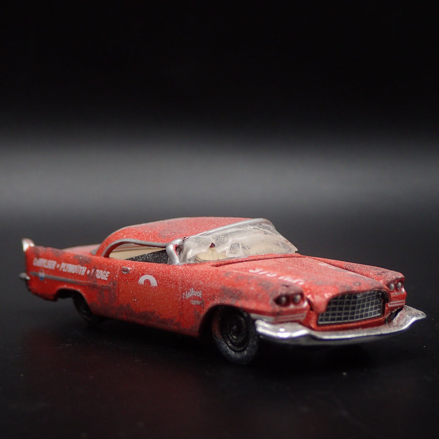 1957 57 CHRYSLER 300C EDELBROCK BARN FIND 1:64 SCALE DIORAMA DIECAST MODEL CAR