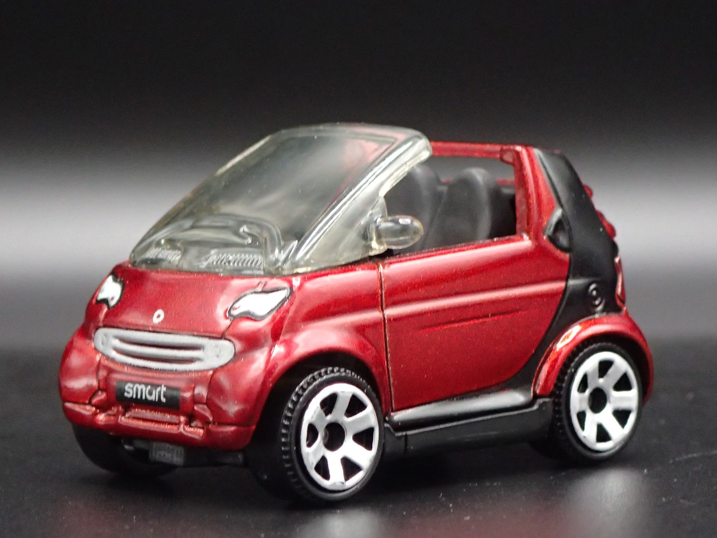 2000-2002 SMART CABRIO CONVERTIBLE BURGUNDY 1:64 SCALE DIORAMA DIECAST MODEL CAR