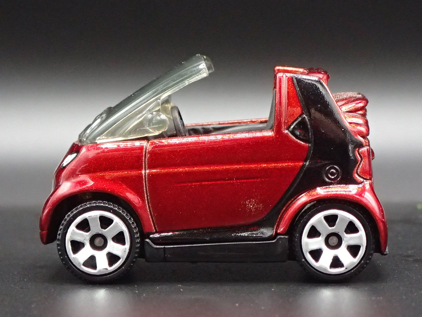 2000-2002 SMART CABRIO CONVERTIBLE BURGUNDY 1:64 SCALE DIORAMA DIECAST MODEL CAR