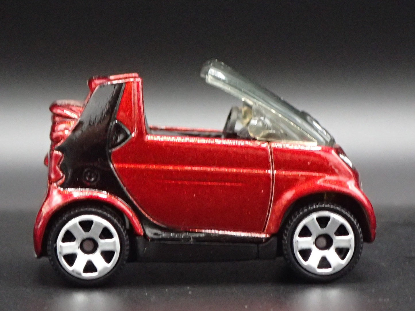 2000-2002 SMART CABRIO CONVERTIBLE BURGUNDY 1:64 SCALE DIORAMA DIECAST MODEL CAR