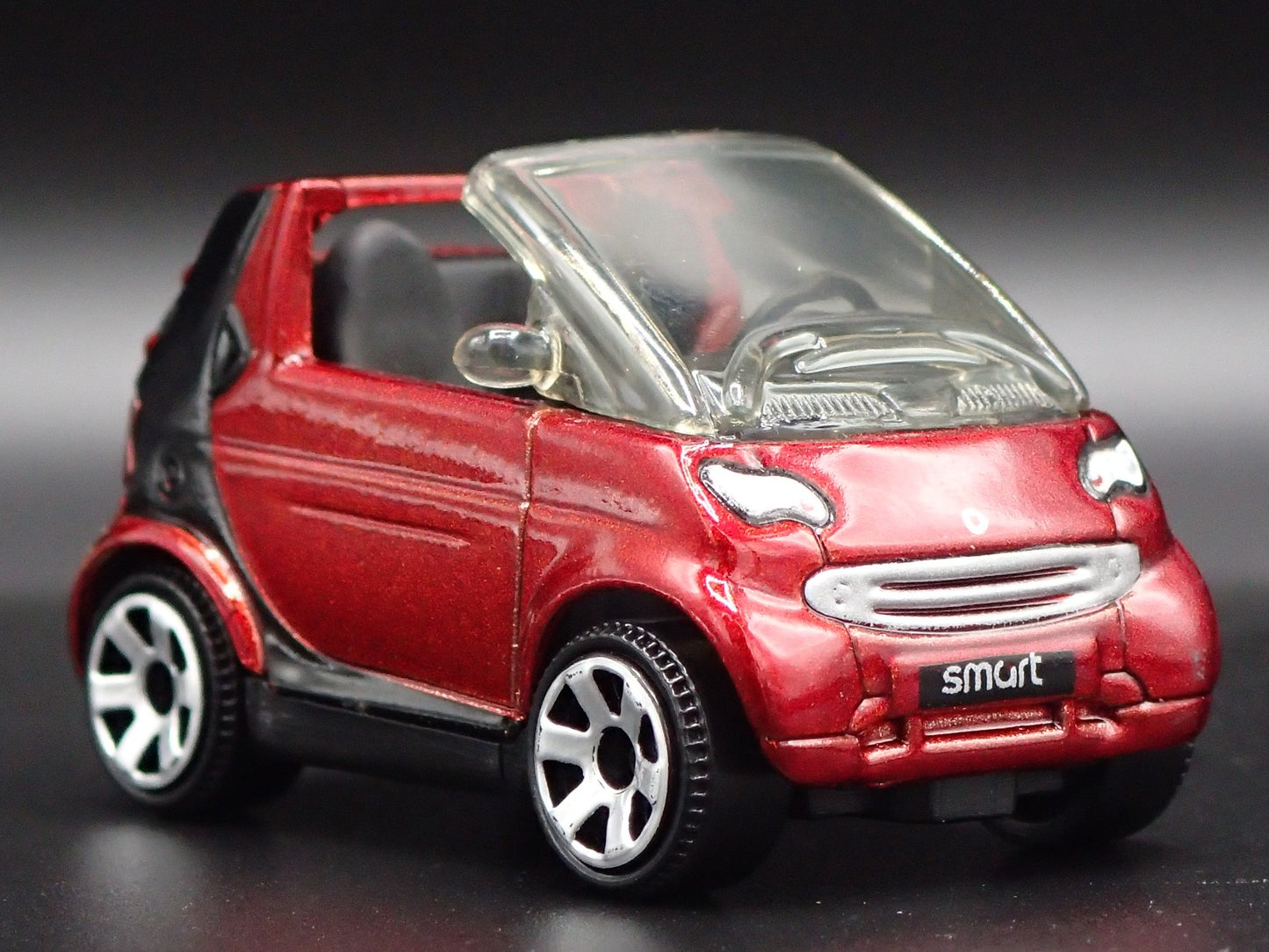 2000-2002 SMART CABRIO CONVERTIBLE BURGUNDY 1:64 SCALE DIORAMA DIECAST MODEL CAR