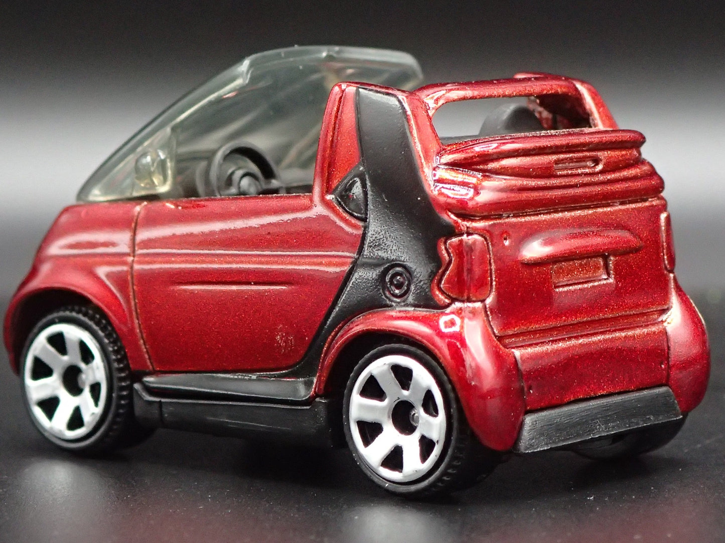 2000-2002 SMART CABRIO CONVERTIBLE BURGUNDY 1:64 SCALE DIORAMA DIECAST MODEL CAR