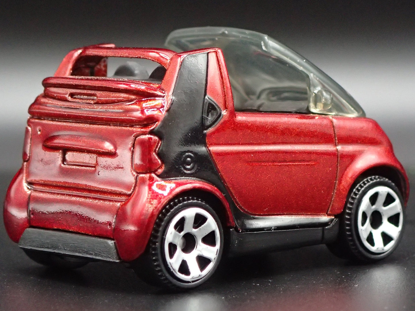 2000-2002 SMART CABRIO CONVERTIBLE BURGUNDY 1:64 SCALE DIORAMA DIECAST MODEL CAR