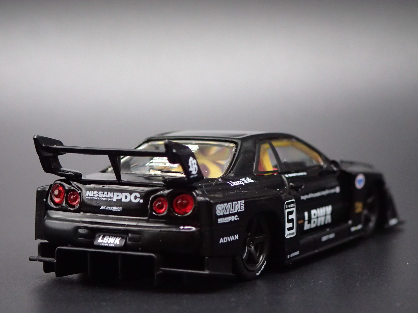 NISSAN SKYLINE LB-ER34 SUPER SILHOUTTE LBWK 1:64 SCALE DIORAMA DIECAST MODEL CAR