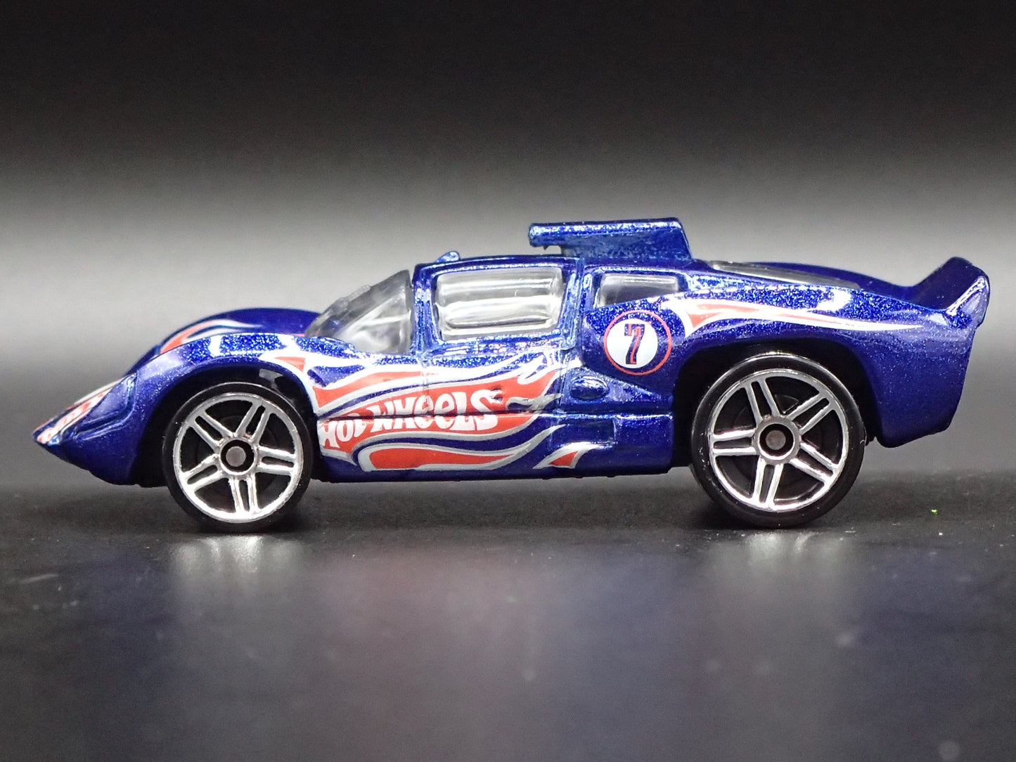 1966-1967 CHAPARRAL 2D RACE CAR 1:64 SCALE COLLECTIBLE DIORAMA DIECAST MODEL CAR