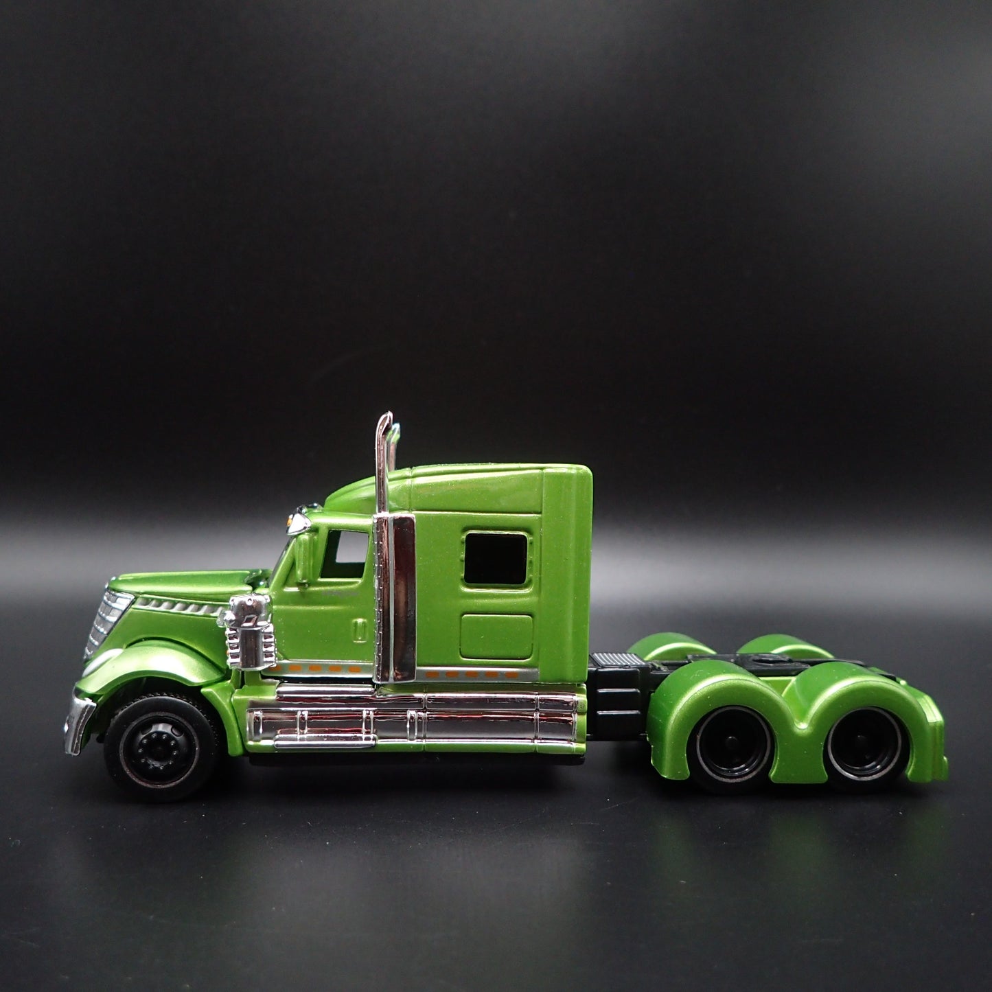 INTERNATIONAL LONESTAR CAB BIG RIG 1/64 SCALE COLLECTIBLE DIECAST MODEL CAR