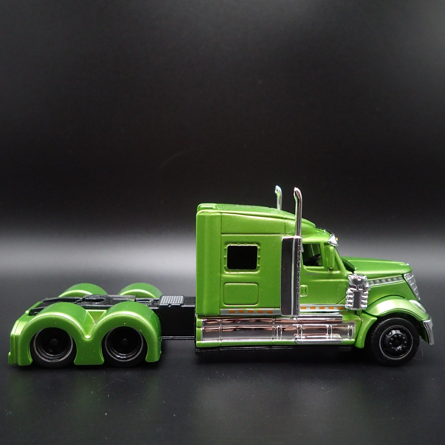 INTERNATIONAL LONESTAR CAB BIG RIG 1/64 SCALE COLLECTIBLE DIECAST MODEL CAR