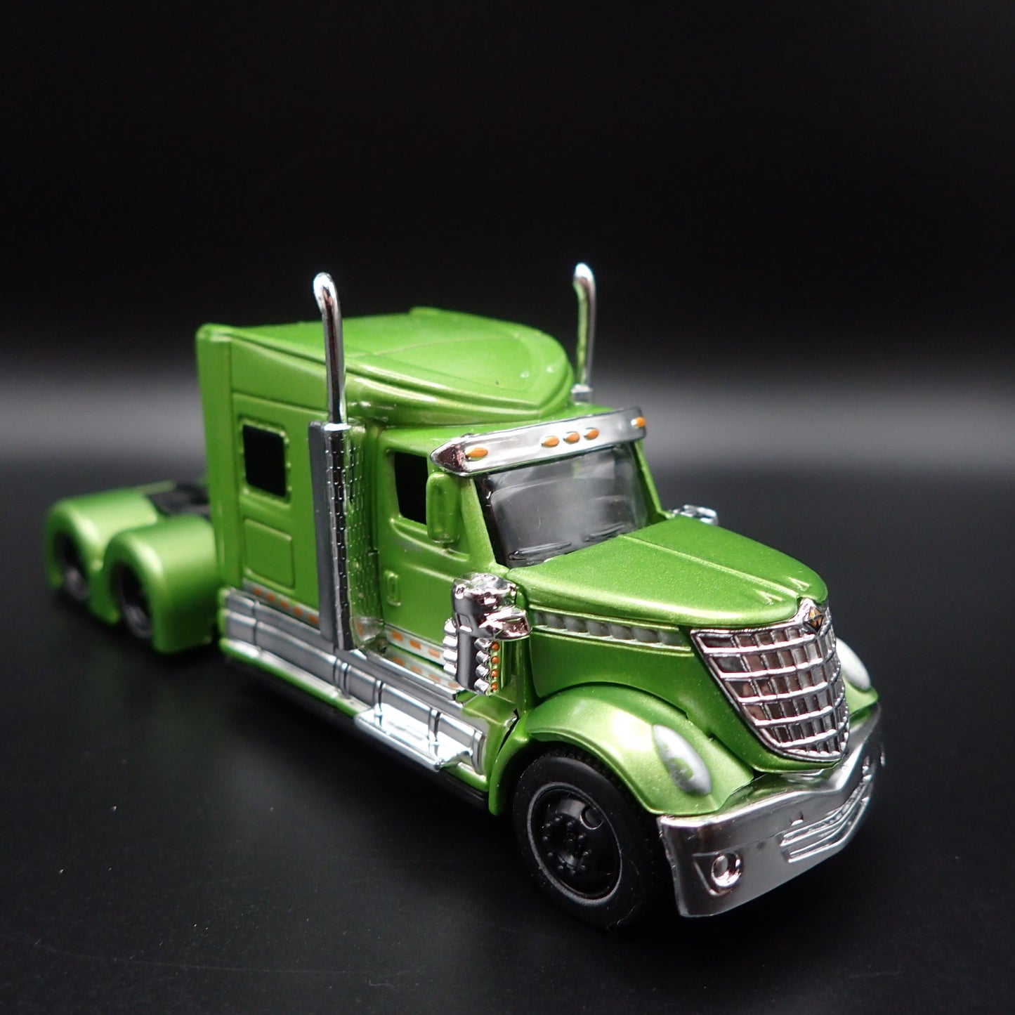 INTERNATIONAL LONESTAR CAB BIG RIG 1/64 SCALE COLLECTIBLE DIECAST MODEL CAR