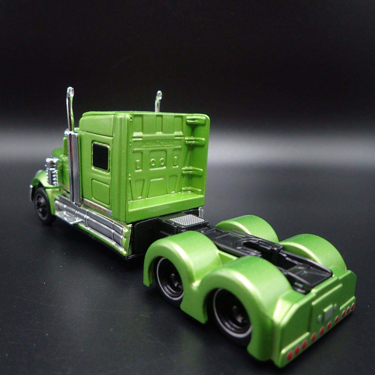 INTERNATIONAL LONESTAR CAB BIG RIG 1/64 SCALE COLLECTIBLE DIECAST MODEL CAR