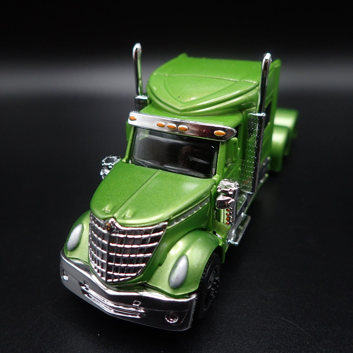 INTERNATIONAL LONESTAR CAB BIG RIG 1/64 SCALE COLLECTIBLE DIECAST MODEL CAR