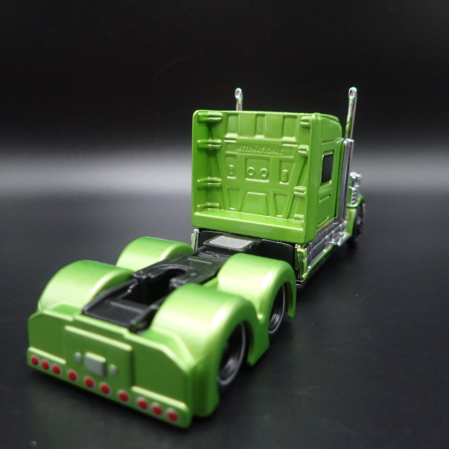 INTERNATIONAL LONESTAR CAB BIG RIG 1/64 SCALE COLLECTIBLE DIECAST MODEL CAR