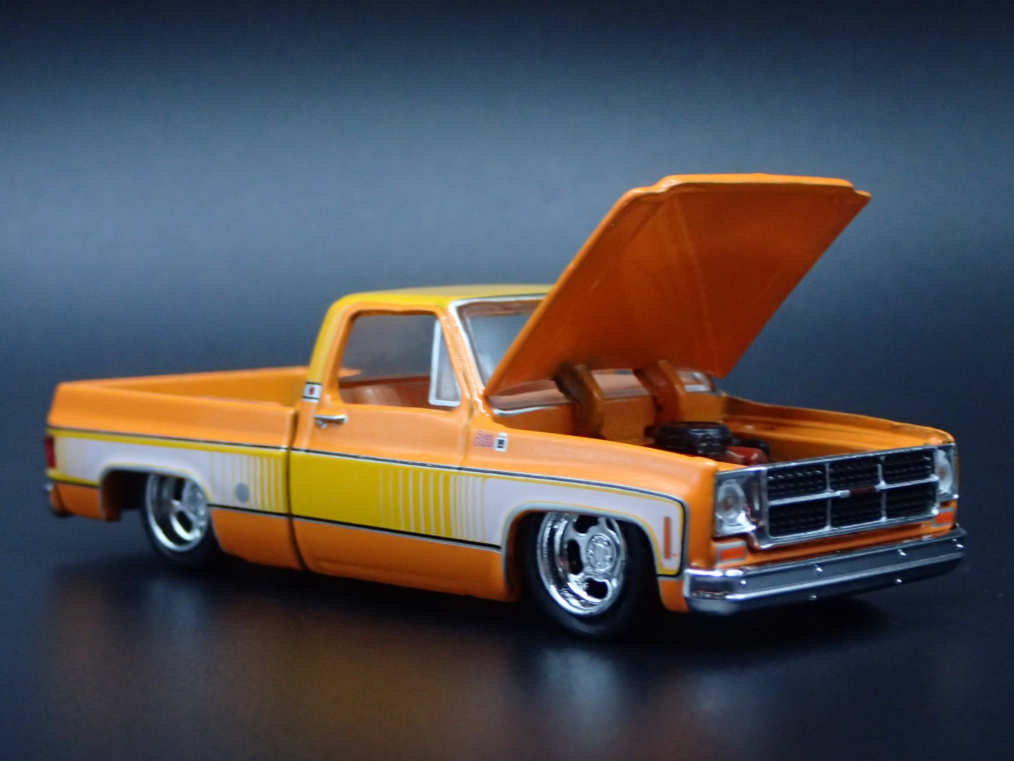 1976 76 GMC SIERRA GRANDE 15 PICKUP TRUCK SQUAREBODY ORANGE 1/64 SCALE MODEL CAR