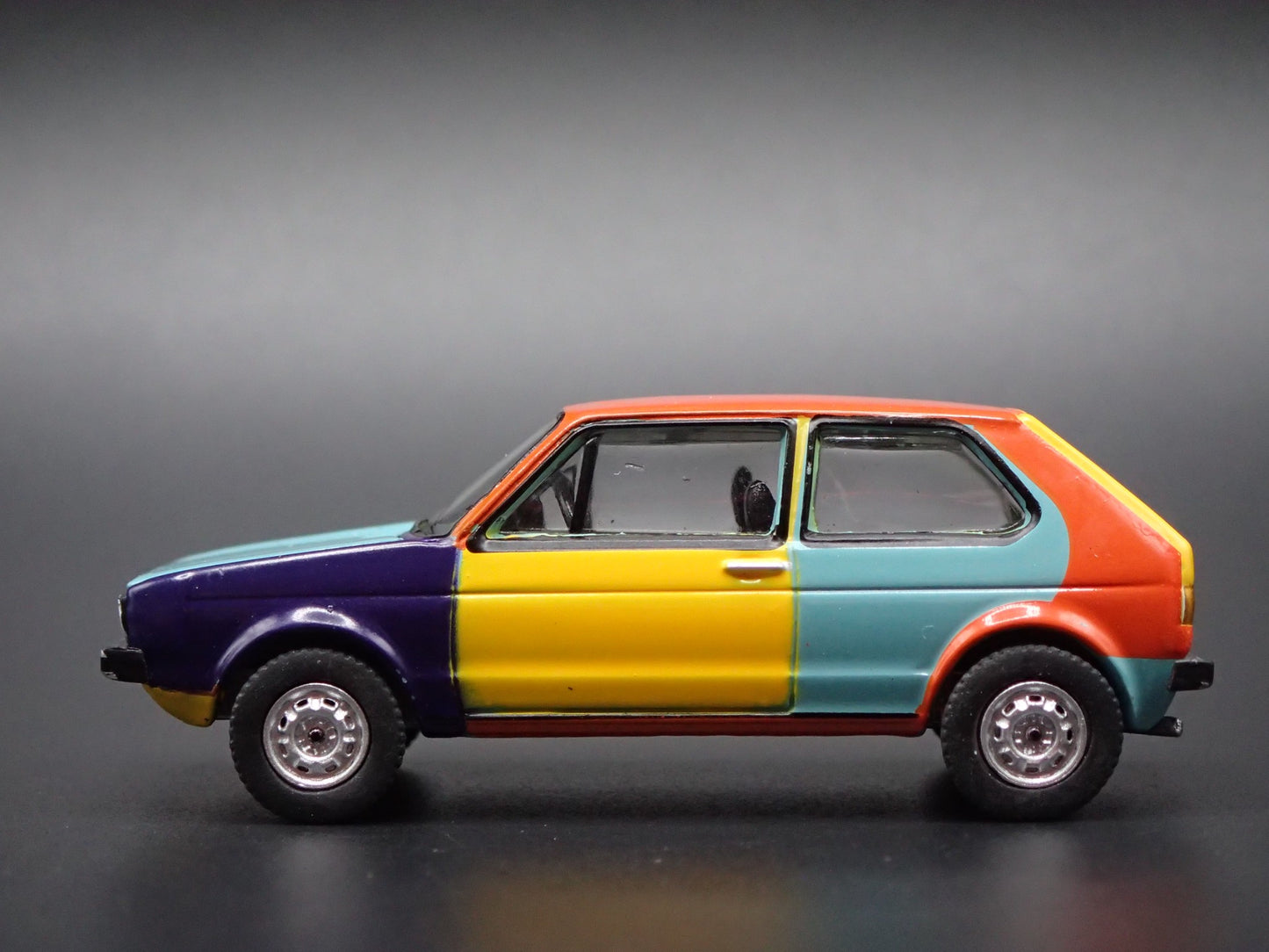 1975 75 VW VOLKSWAGEN RABBIT MK1 HARLEQUIN 1:64 SCALE DIORAMA DIECAST MODEL CAR