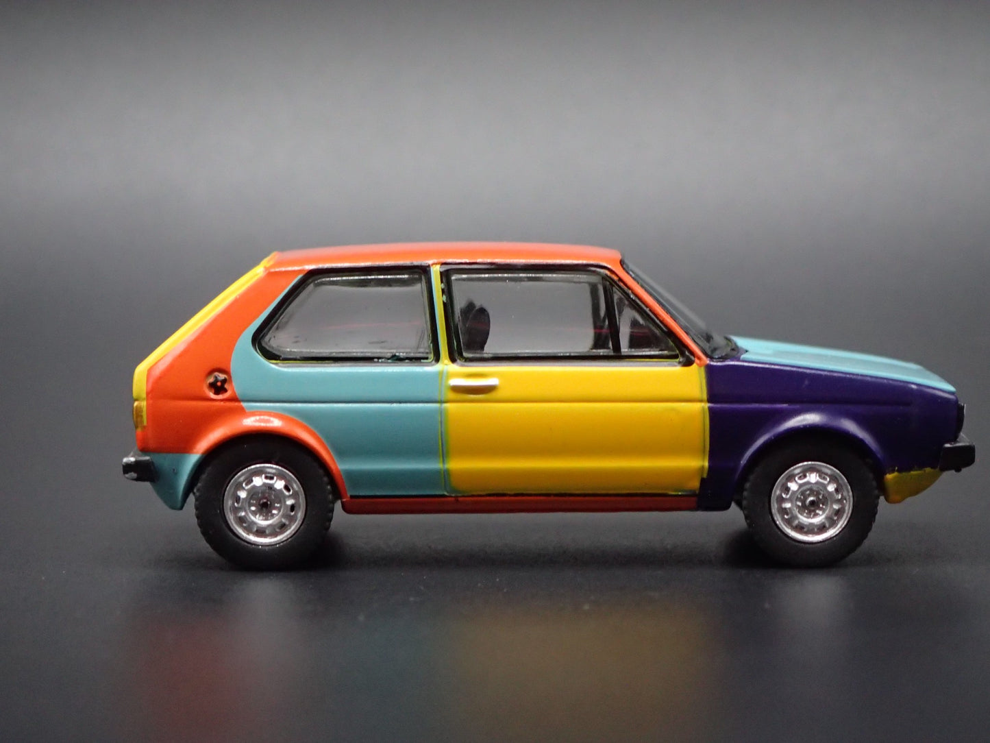 1975 75 VW VOLKSWAGEN RABBIT MK1 HARLEQUIN 1:64 SCALE DIORAMA DIECAST MODEL CAR