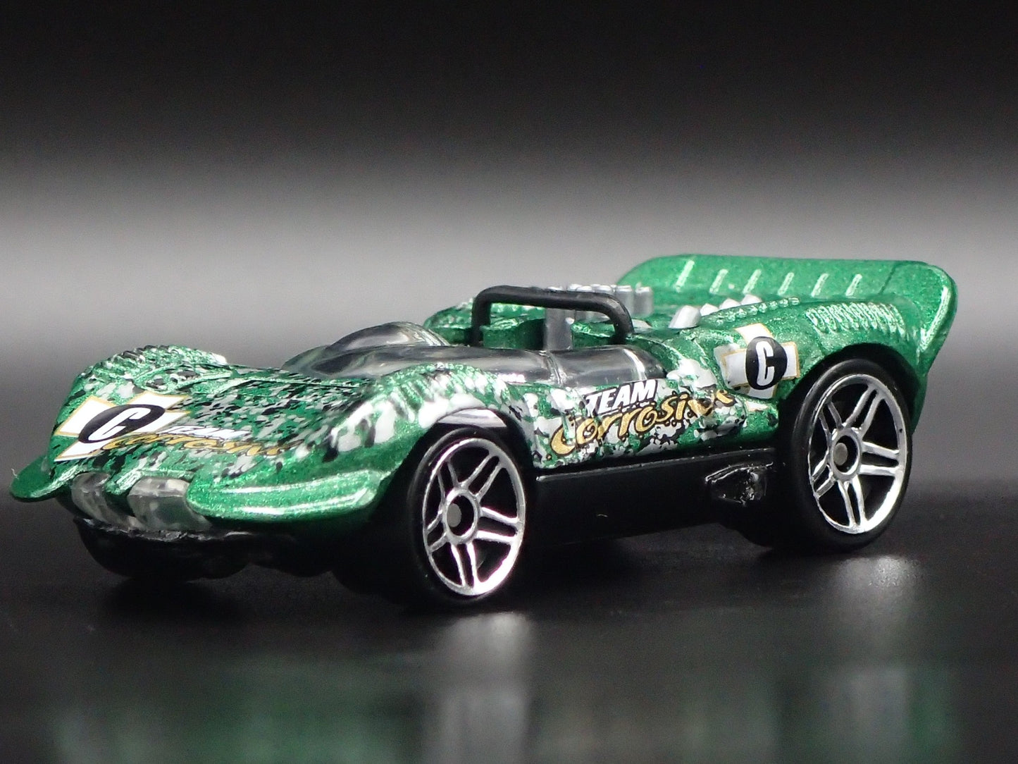 CHAPARRAL II 2 RACE CAR GREEN 1:64 SCALE COLLECTIBLE DIORAMA DIECAST MODEL CAR