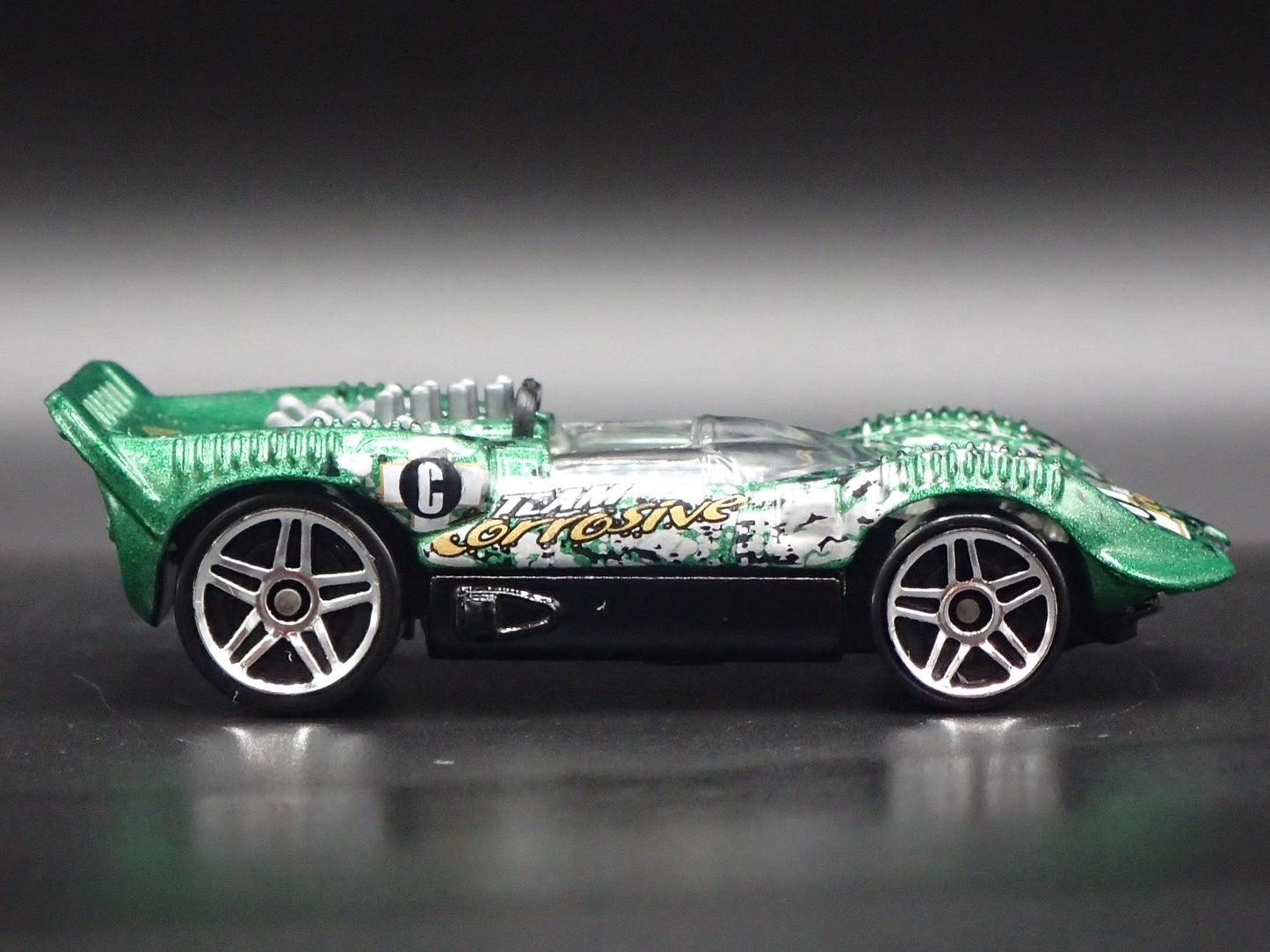 CHAPARRAL II 2 RACE CAR GREEN 1:64 SCALE COLLECTIBLE DIORAMA DIECAST MODEL CAR