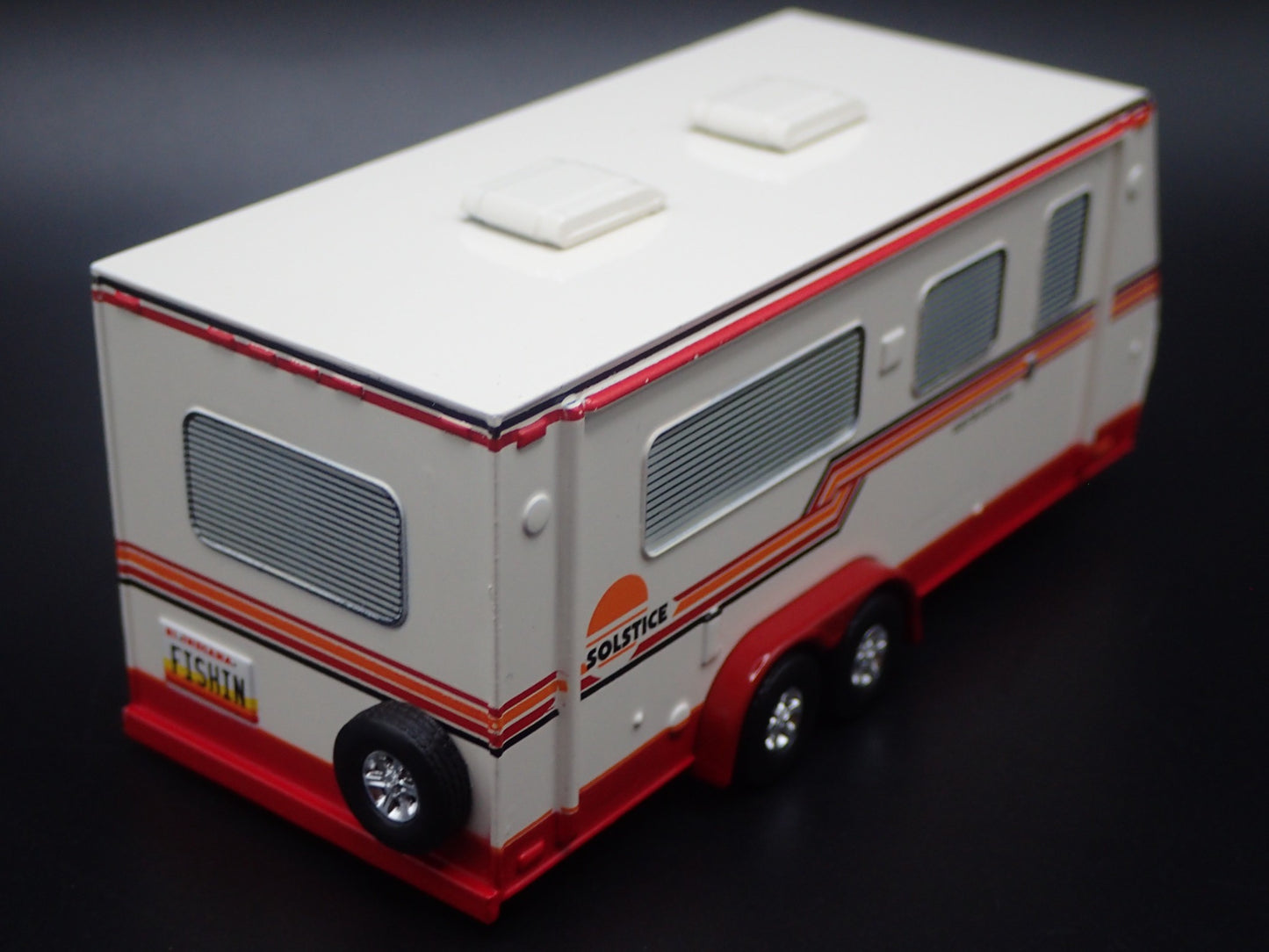 MODERN CAMPER TRAILER W/ HITCH 1:64 SCALE LIMITED COLLECTIBLE DIORAMA MODEL CAR