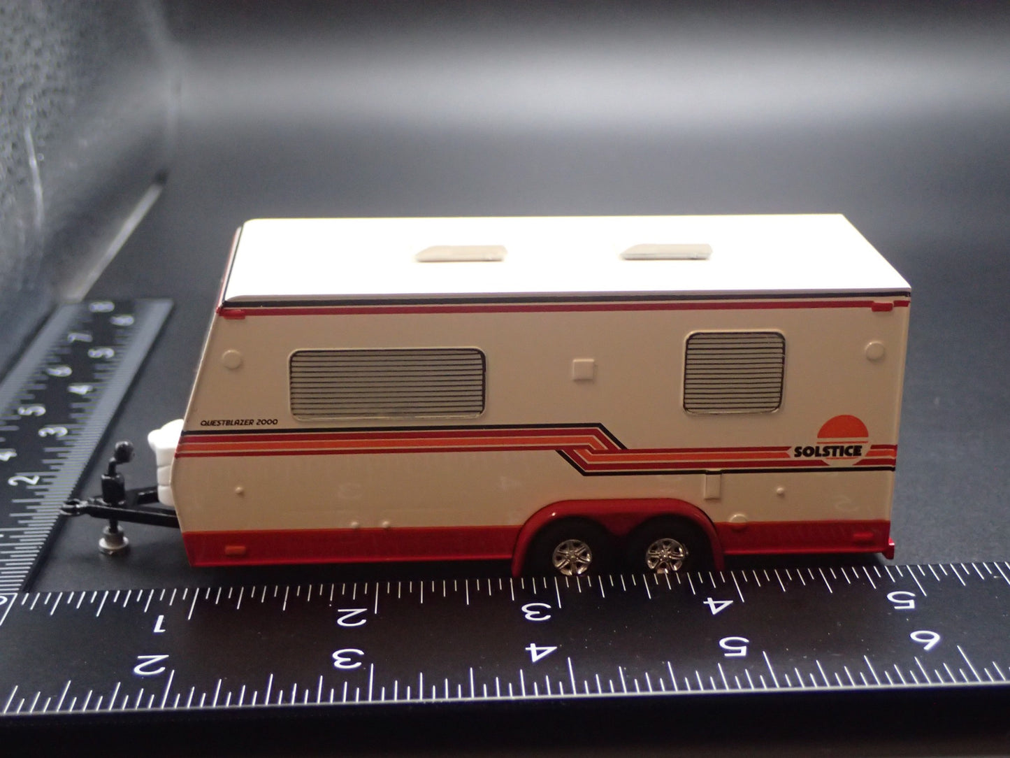 MODERN CAMPER TRAILER W/ HITCH 1:64 SCALE LIMITED COLLECTIBLE DIORAMA MODEL CAR