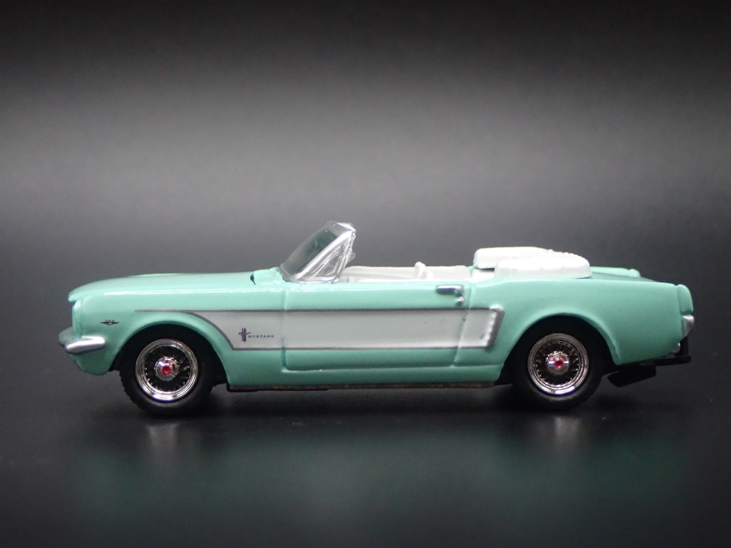 1965 65 FORD MUSTANG CONVERTIBLE MINT GREEN 1/64 SCALE DIORAMA DIECAST MODEL CAR