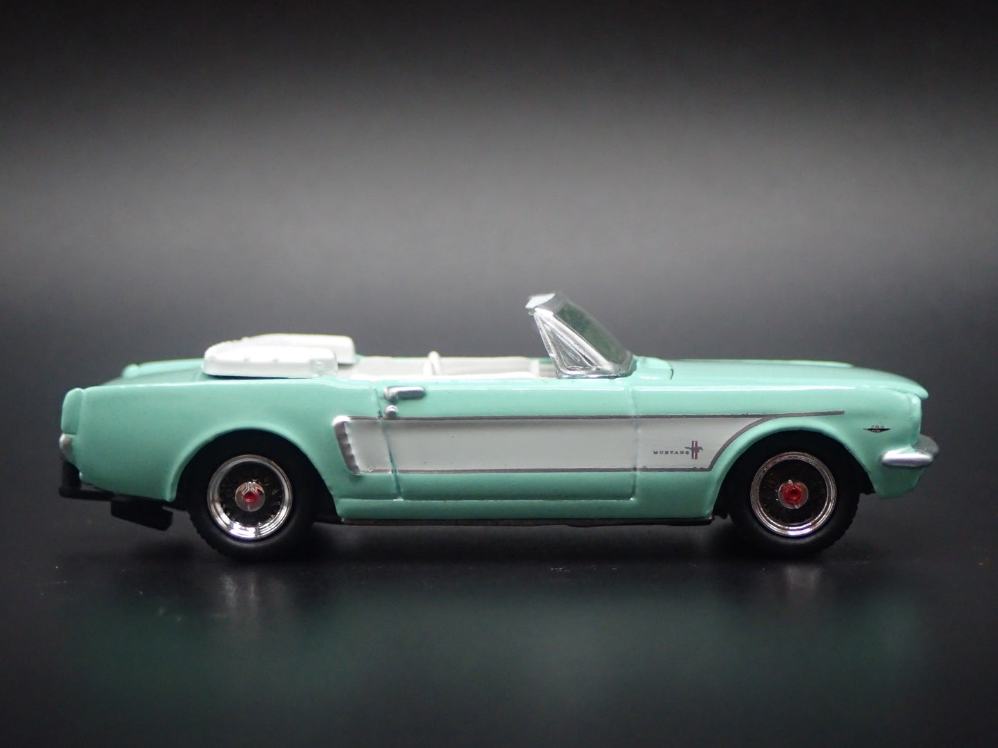 1965 65 FORD MUSTANG CONVERTIBLE MINT GREEN 1/64 SCALE DIORAMA DIECAST MODEL CAR