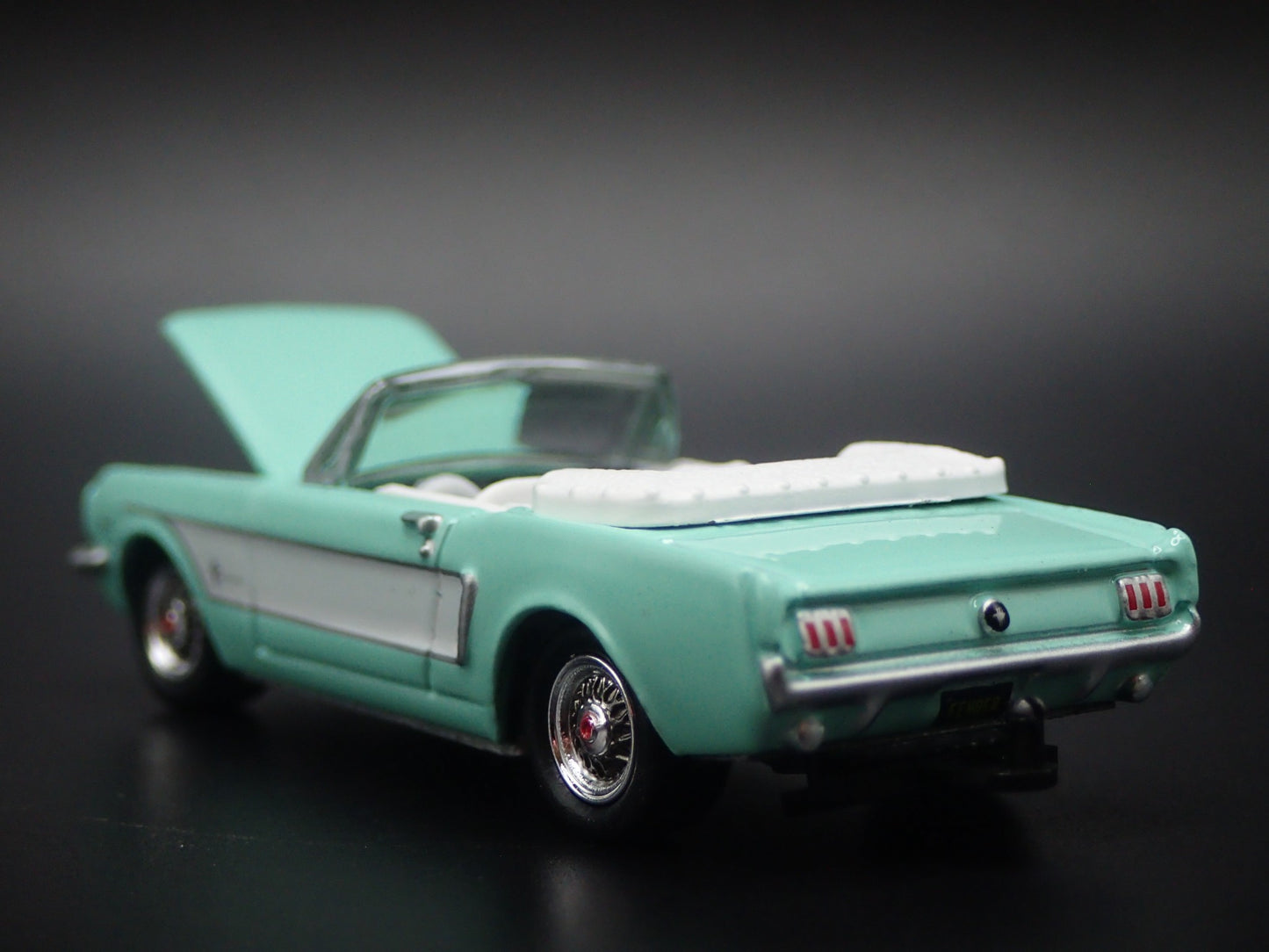 1965 65 FORD MUSTANG CONVERTIBLE MINT GREEN 1/64 SCALE DIORAMA DIECAST MODEL CAR