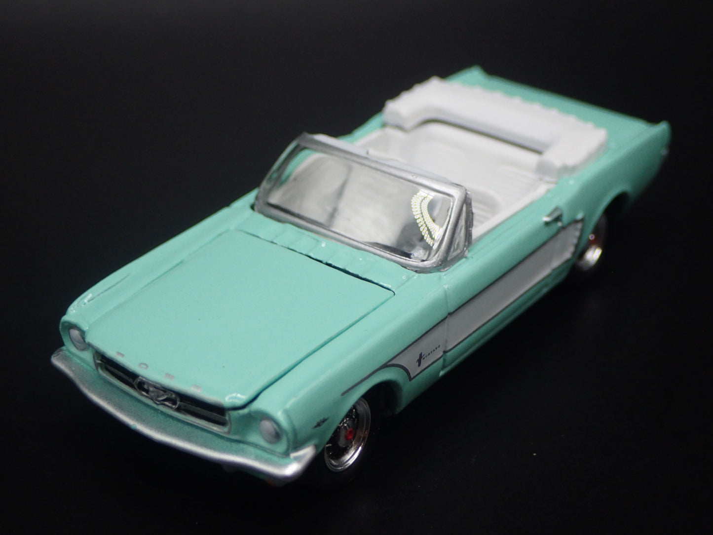 1965 65 FORD MUSTANG CONVERTIBLE MINT GREEN 1/64 SCALE DIORAMA DIECAST MODEL CAR