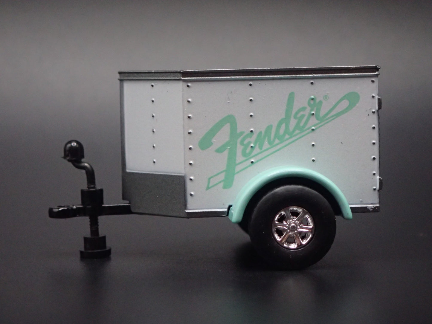 ENCLOSED V NOSE MINI TRAILER w/ OPENING DOOR FENDER 1:64 SCALE DIORAMA MODEL