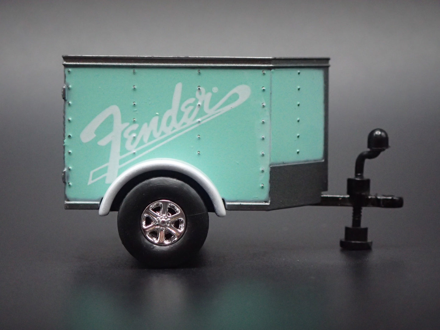 ENCLOSED V NOSE MINI TRAILER w/ OPENING DOOR FENDER 1:64 SCALE DIORAMA MODEL