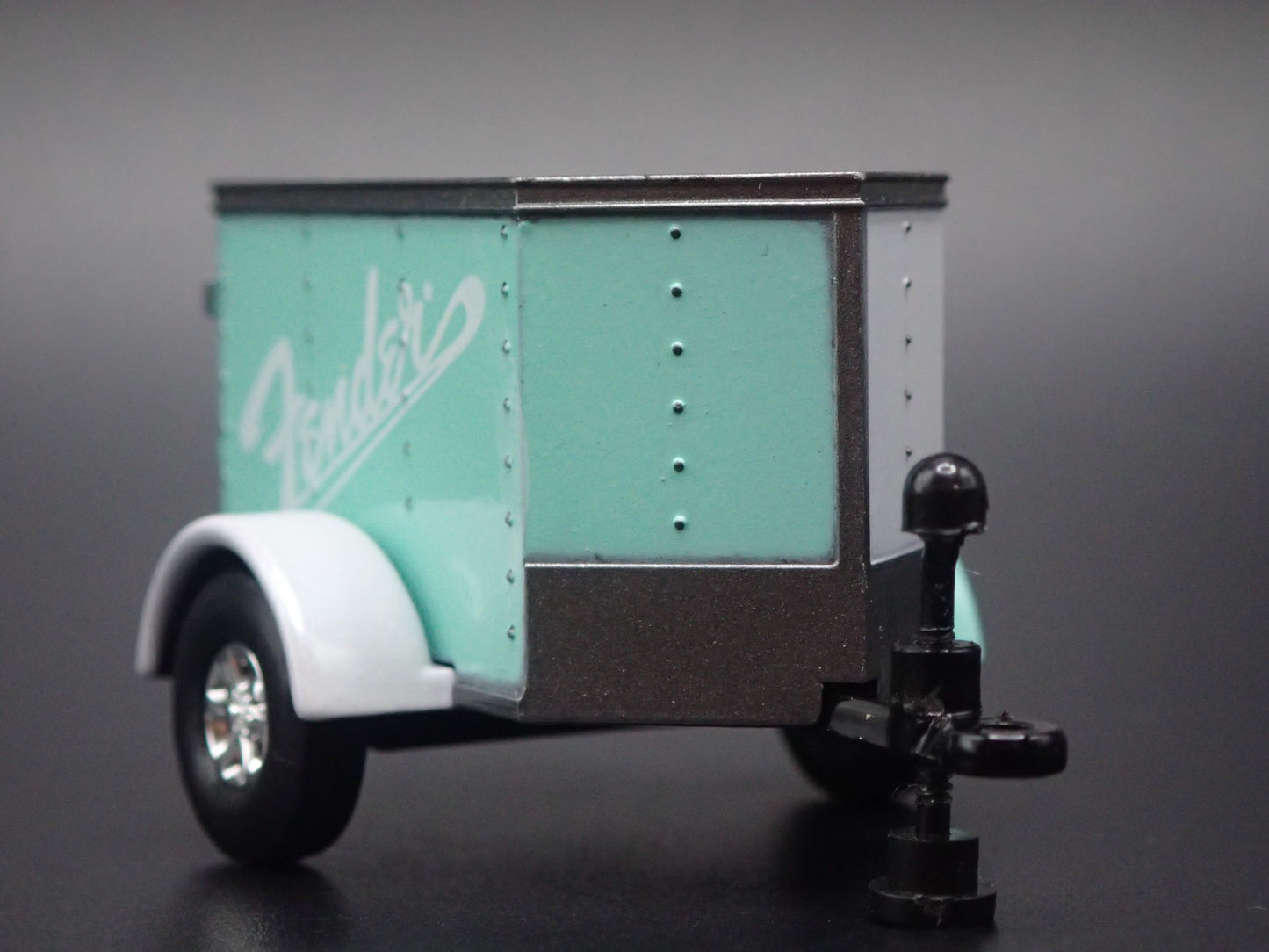 ENCLOSED V NOSE MINI TRAILER w/ OPENING DOOR FENDER 1:64 SCALE DIORAMA MODEL