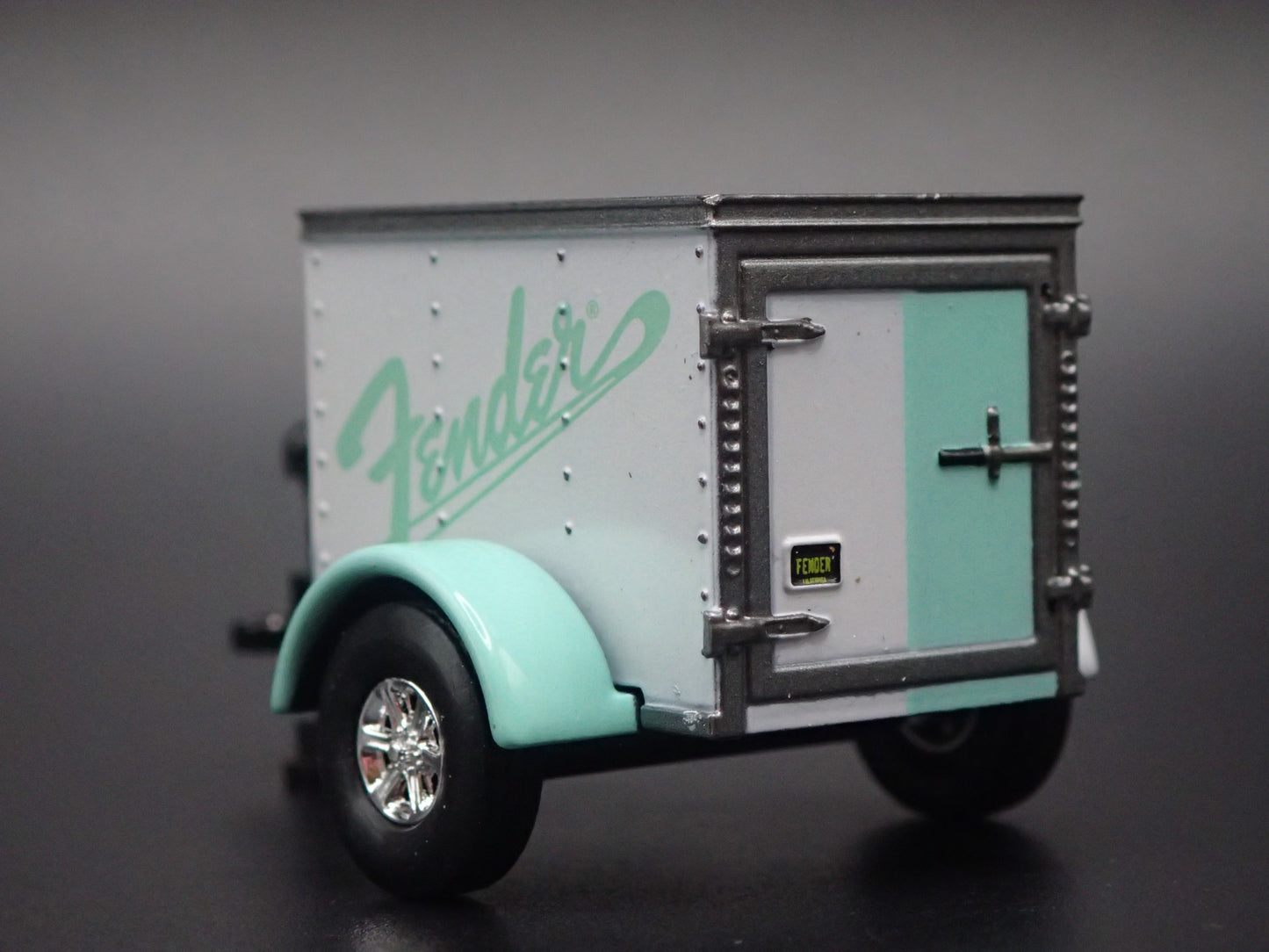 ENCLOSED V NOSE MINI TRAILER w/ OPENING DOOR FENDER 1:64 SCALE DIORAMA MODEL