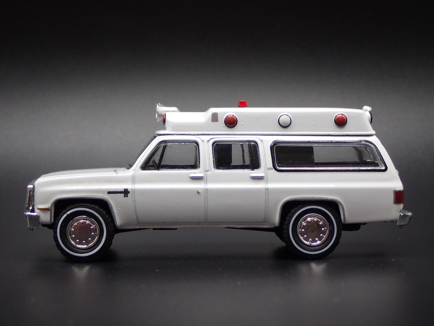 1973-1991 CHEVY CHEVROLET SUBURBAN K20 AMBULANCE 1:64 SCALE DIECAST MODEL CAR