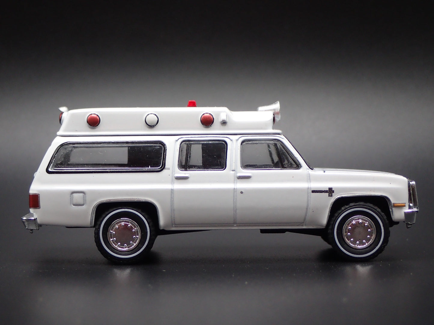 1973-1991 CHEVY CHEVROLET SUBURBAN K20 AMBULANCE 1:64 SCALE DIECAST MODEL CAR