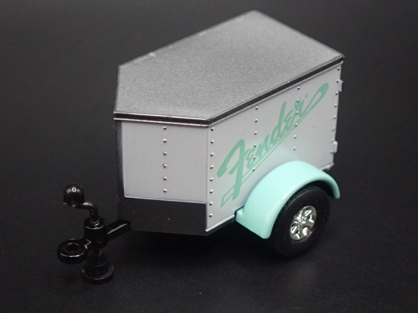 ENCLOSED V NOSE MINI TRAILER w/ OPENING DOOR FENDER 1:64 SCALE DIORAMA MODEL