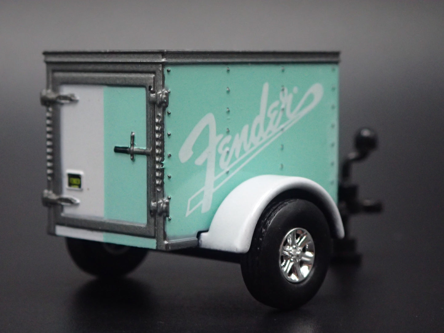 ENCLOSED V NOSE MINI TRAILER w/ OPENING DOOR FENDER 1:64 SCALE DIORAMA MODEL
