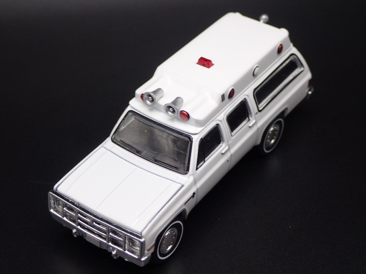 1973-1991 CHEVY CHEVROLET SUBURBAN K20 AMBULANCE 1:64 SCALE DIECAST MODEL CAR