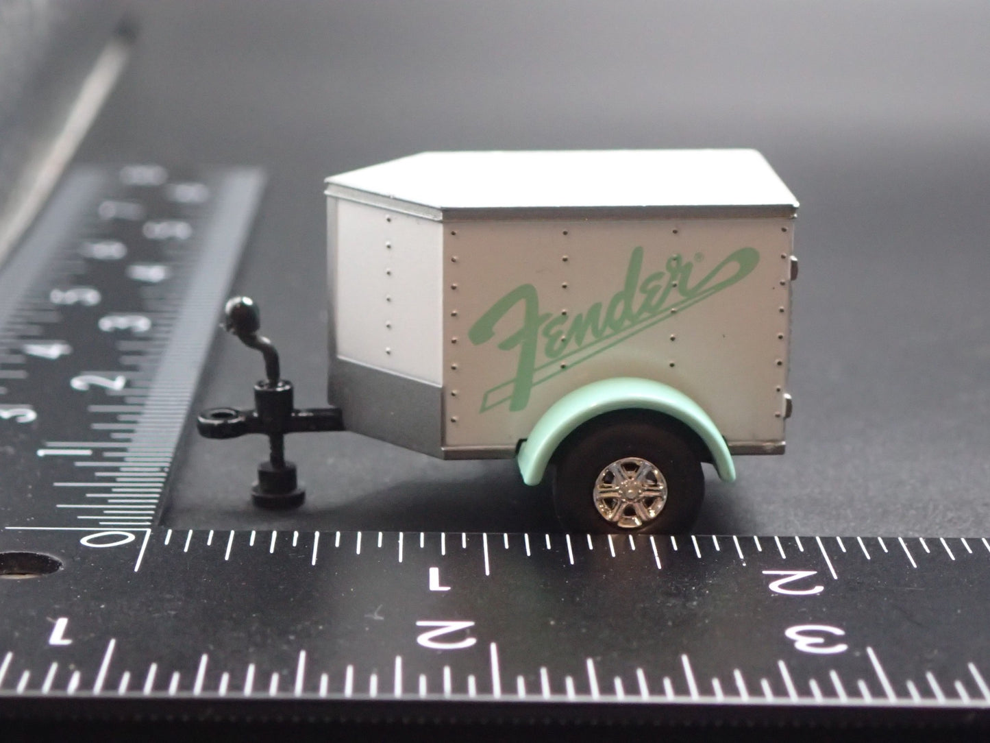 ENCLOSED V NOSE MINI TRAILER w/ OPENING DOOR FENDER 1:64 SCALE DIORAMA MODEL